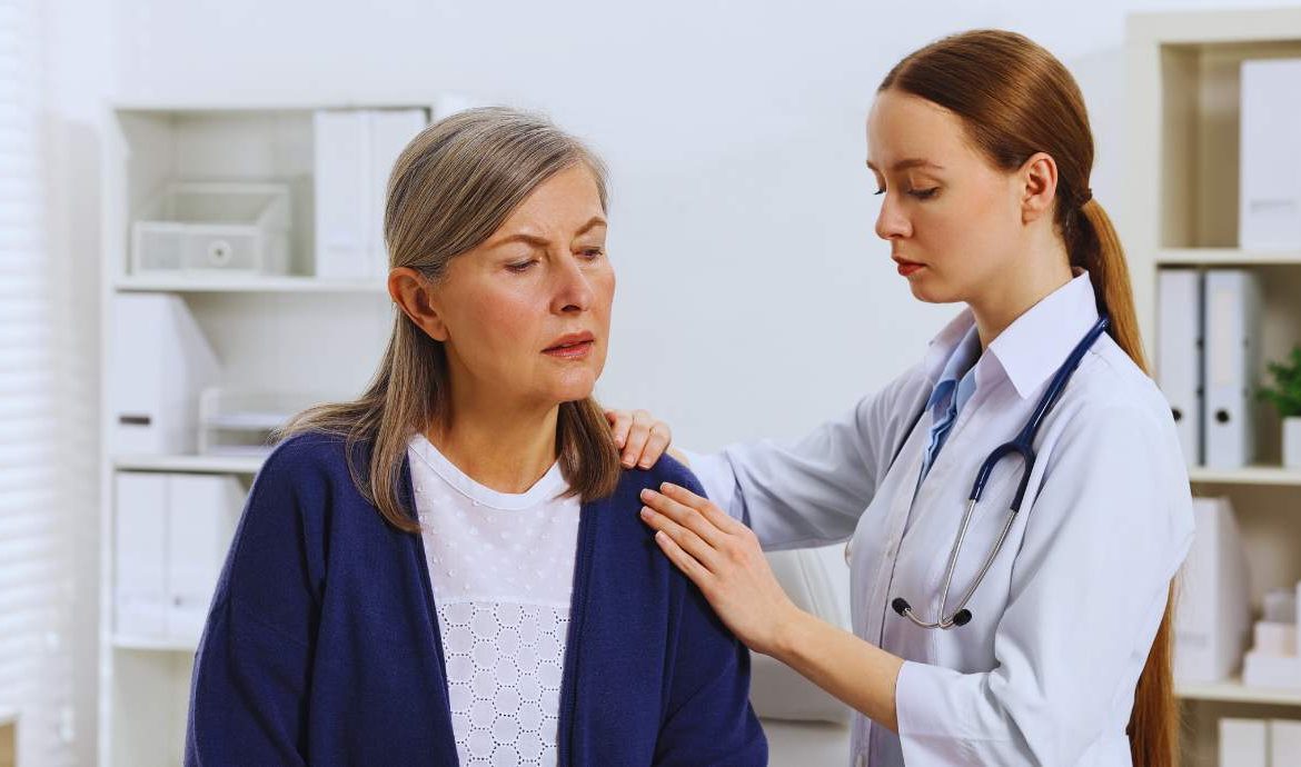 Une femme chez le médecin pour des douleur sà l'épaule